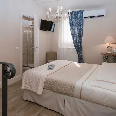 Luxury בית הארחה 3*